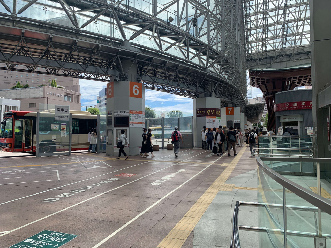 金沢駅バスロータリー